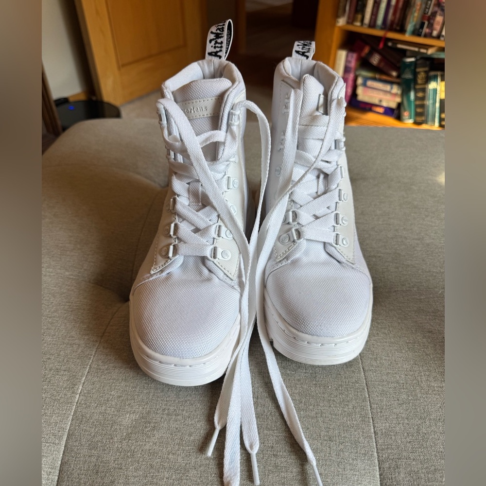 Dr. Martens combs white canvas. Size 37. Great condition